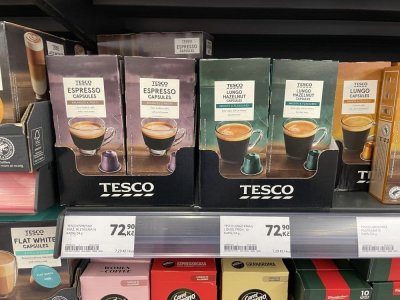 Kávové kapsle v supermarketu