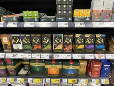 Kávové kapsle v supermarketu