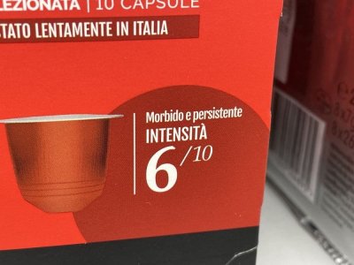 Detail krabičky s kávovými kapslemi