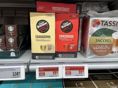 Kávové kapsle v supermarketu