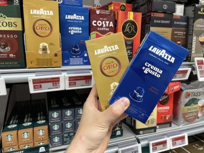 Kávové kapsle v supermarketu