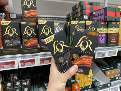 Kávové kapsle v supermarketu