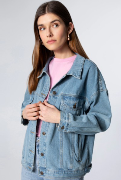 Dívka v džínové bundě