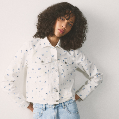 Žena v džínové bundě