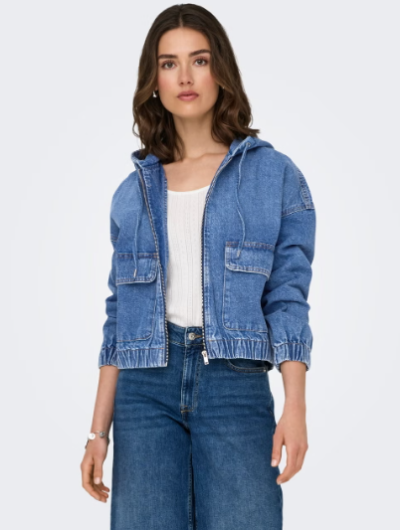 Žena v džínové bundě