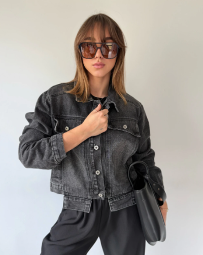 Žena v džínové bundě