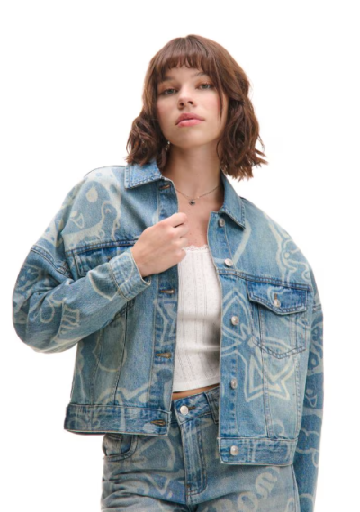 Žena v džínové bundě