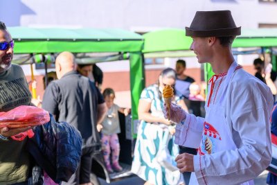 Mladý zmrzlinář se zmrzlinou