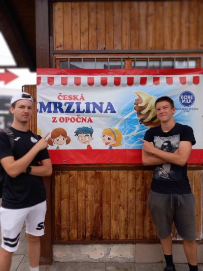 Dva mladí muži u stánku se zmrzlinou