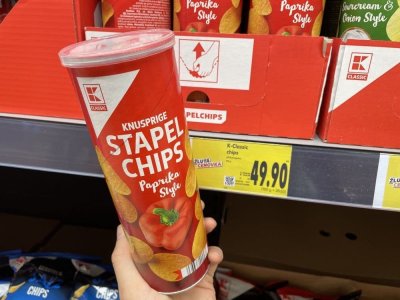 Ruka držící balení Stapel Chips v supermarketu