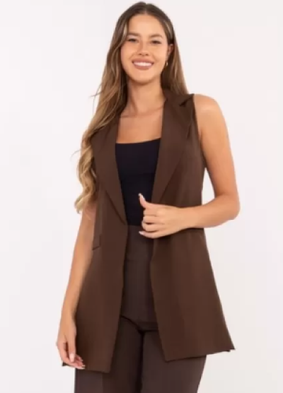 Žena v elegantní vestě