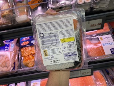 Etiketa na obalu lososa v supermarketu