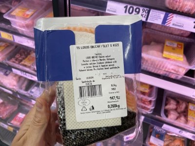 Etiketa na obalu lososa v supermarketu