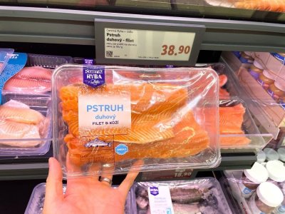 Balený pstruh duhový v supermarketu