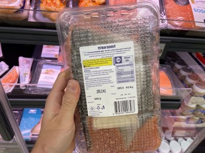 Etiketa na obalu lososa v supermarketu