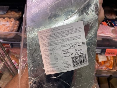 Etiketa na obalu lososa v supermarketu