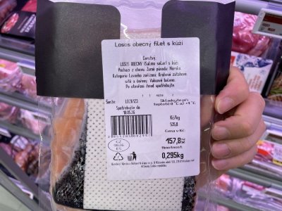 Etiketa na obalu lososa v supermarketu