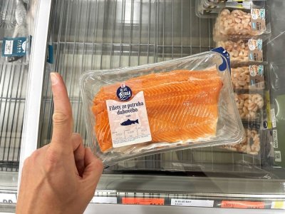 Balený pstruh duhový v supermarketu