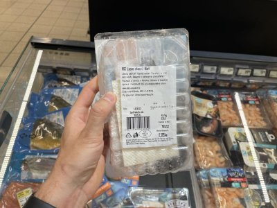Etiketa na obalu lososa v supermarketu