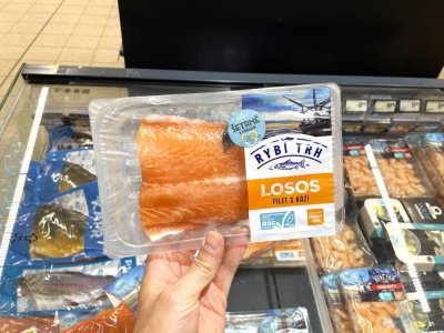 Balený losos v supermarketu