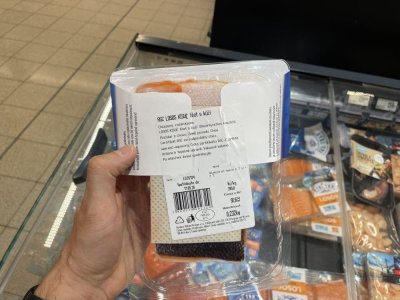Etiketa na obalu lososa v supermarketu