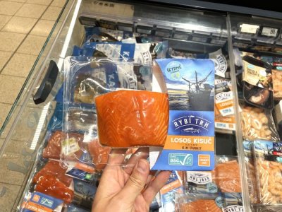 Balený losos v supermarketu