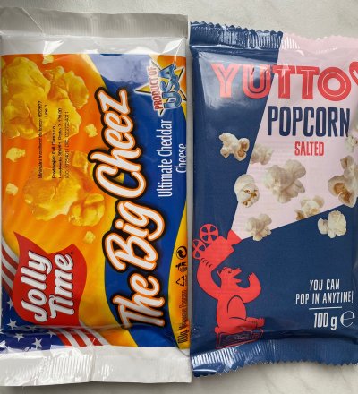 Dvě balení popcornu