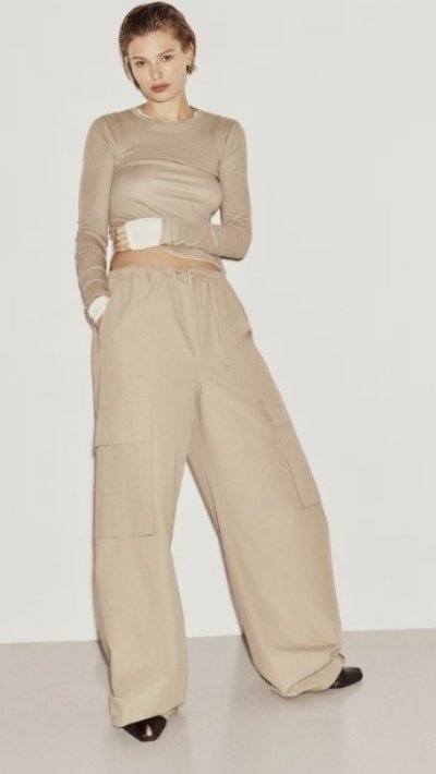 Modelka v béžovém outfitu
