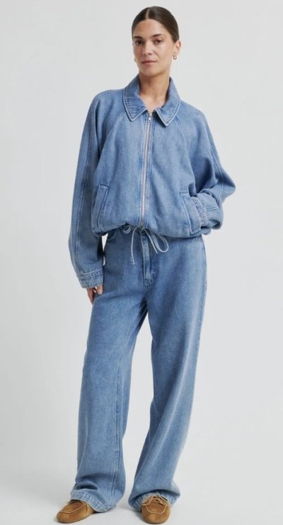 Modelka v džínovém outfitu