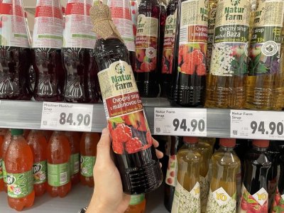 Ovocné sirupy v supermarketu