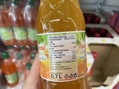 Etiketa na obalu ovocného sirupu v supermarketu