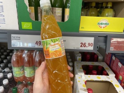 Ovocné sirupy v supermarketu