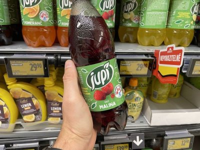 Ovocné sirupy v supermarketu