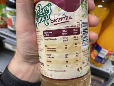 Etiketa na obalu ovocného sirupu v supermarketu