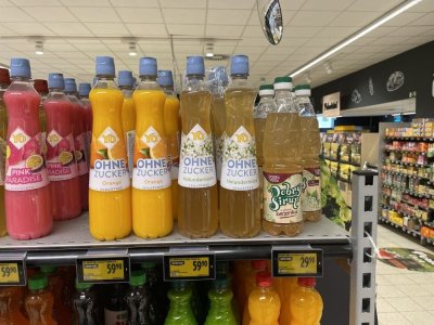 Ovocné sirupy v supermarketu