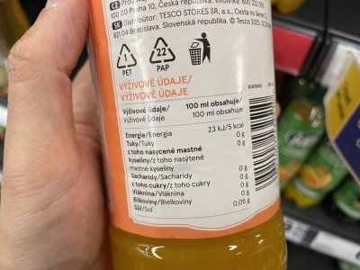 Etiketa na obalu ovocného sirupu v supermarketu