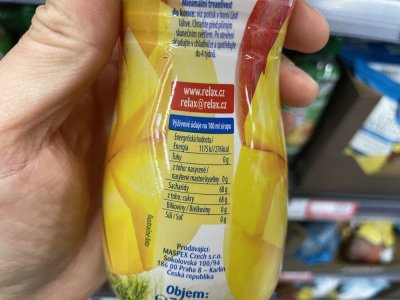 Etiketa na obalu ovocného sirupu v supermarketu