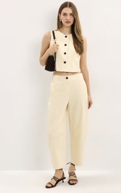 Žena ve žlutém outfitu