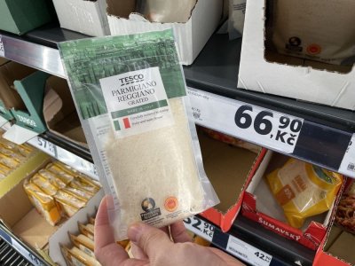 Sýr Parmigiano Reggiano v supermarketu