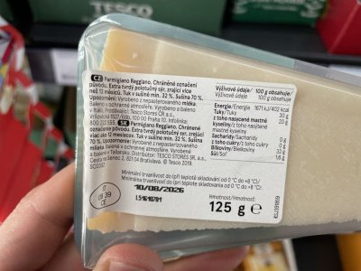 Etiketa na obalu sýru Parmigiano Reggiano