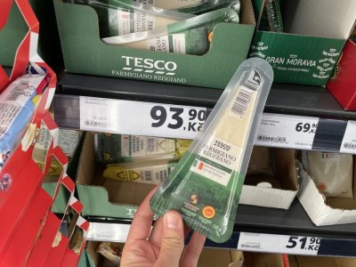 Sýr Parmigiano Reggiano v supermarketu