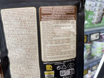 Etiketa na obalu sýru Parmigiano Reggiano