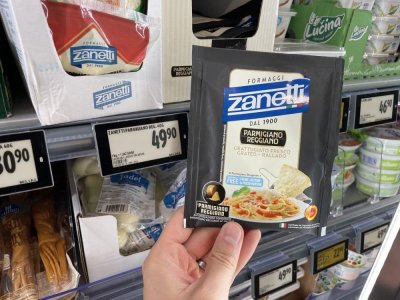 Sýr Parmigiano Reggiano v supermarketu