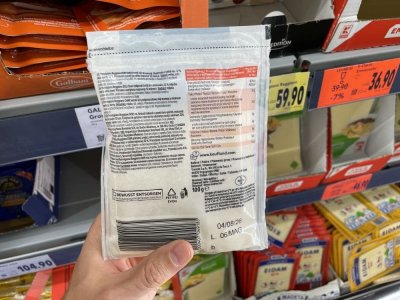 Etiketa na obalu sýru Parmigiano Reggiano