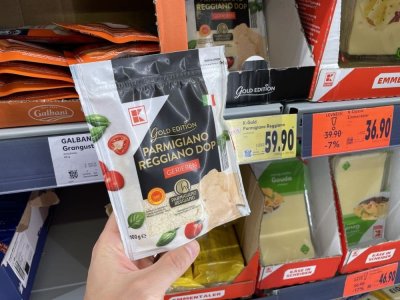Sýr Parmigiano Reggiano v supermarketu