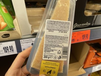 Etiketa na obalu sýru Parmigiano Reggiano