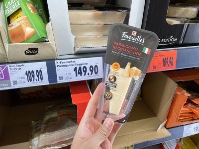 Sýr Parmigiano Reggiano v supermarketu