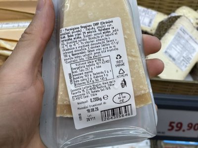 Etiketa na obalu sýru Parmigiano Reggiano