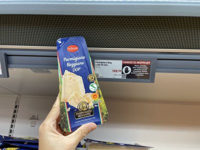 Sýr Parmigiano Reggiano v supermarketu