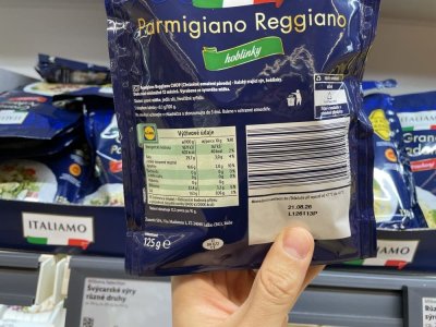 Etiketa na obalu sýru Parmigiano Reggiano